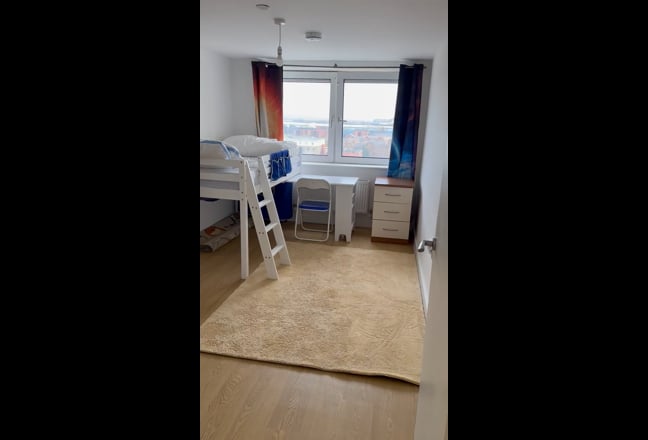 Specious bed room in a cosy flat Main Photo