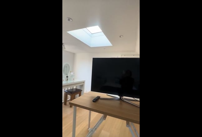 Private New Top floor Ensuite - N11 Main Photo