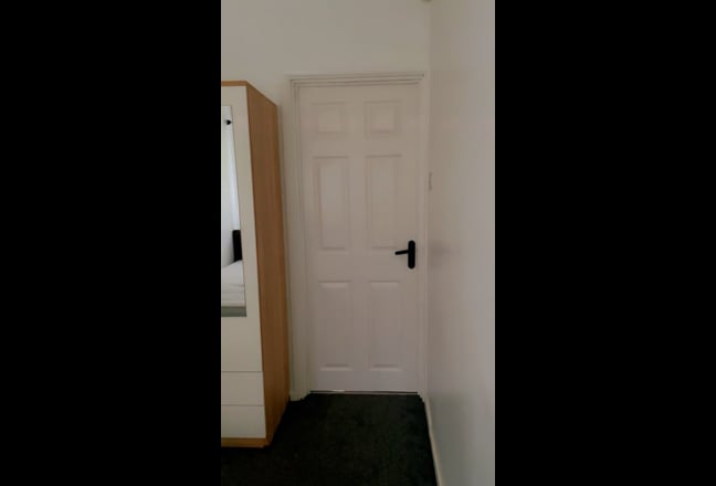  Small Double Room with En-Suite & Garden Access – Main Photo