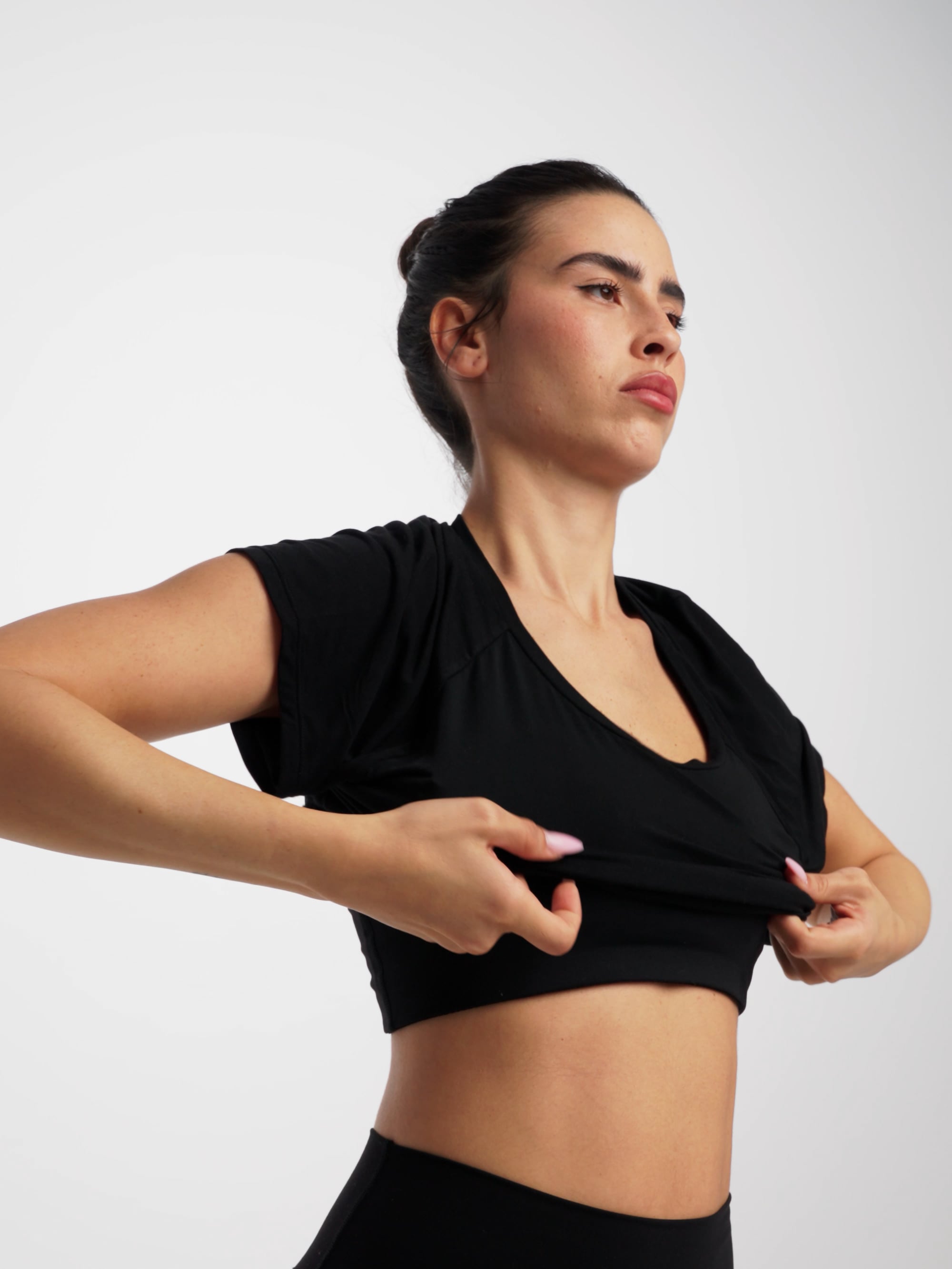 חולצה קרופ עם שרוול קצר מבד מודל