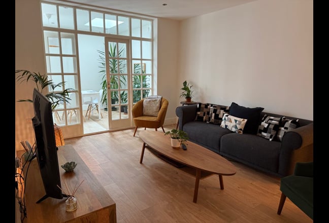 Large Double Bedroom with own Bathroom Main Photo