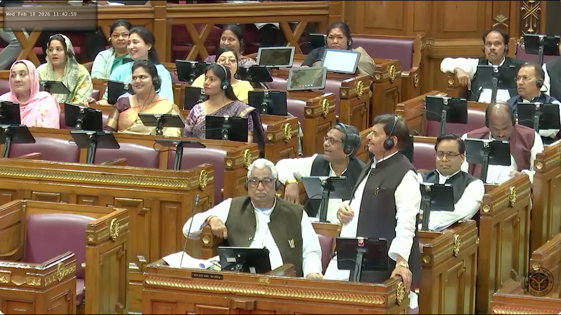 ▶️......सपा नेता शिवपाल यादव सदन में खड़े हुए। कहा- बिजली मंत्री तो ऐसा बता रहे जैसे 2017 से पहले कोई काम ही नहीं हुआ। मंत्री जी बहुत असत्य बोलते हैं। बहुत ज्यादा बोलते हैं। 

स्पीकर सतीश महाना ने कहा- थोड़ा बहुत आप लोग अडजस्ट कर लीजिए।