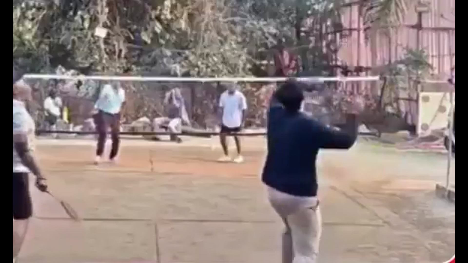 ▶️....रायपुर  ....◀️ बैडमिंटन खेलते समय एक व्यक्ति को अचानक हार्ट अटैक आने से मौत हो गई। घटना रायपुर (छत्तीसगढ़)की बताई जा रही है, जहां खेल के दौरान वह अचानक गिर पड़े। आसपास मौजूद लोगों ने उन्हें संभालने की कोशिश की, लेकिन जान नहीं बचाई जा सकी।
घटना का वीडियो सोशल मीडिया पर वायरल हो रहा है। विशेषज्ञों का कहना है कि लगातार बढ़ रहे हृदय संबंधी मामलों को देखते हुए नियमित स्वास्थ्य जांच और सावधानी बेहद जरूरी है।