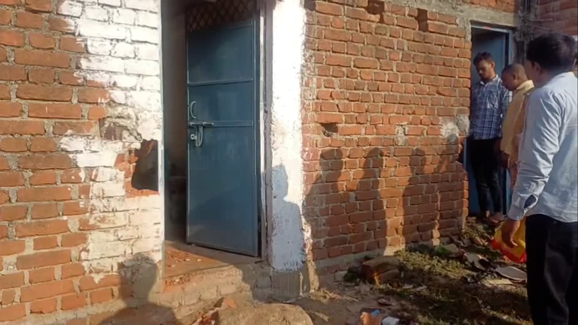 आनंदपुर थाना अंतर्गत भैरोगंज बाजार से अज्ञात चोरों ने बनाया निशाना,दो दुकानों का ताला तोड़कर उड़ाया हजारों कि संपत्ति