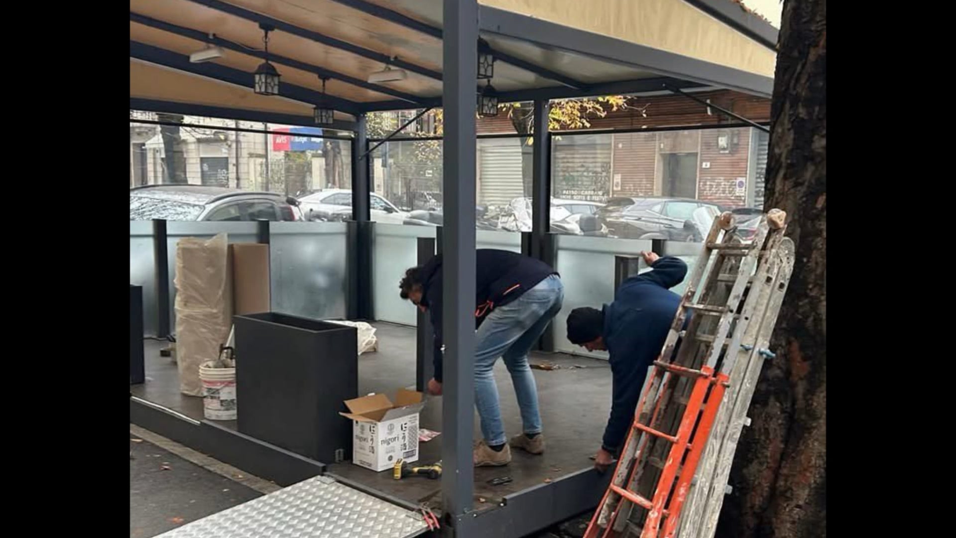 Spacciatori di notte nel suo dehor, ristoratrice costretta a smontarlo