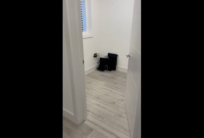 Large Luxury Single Room Main Photo