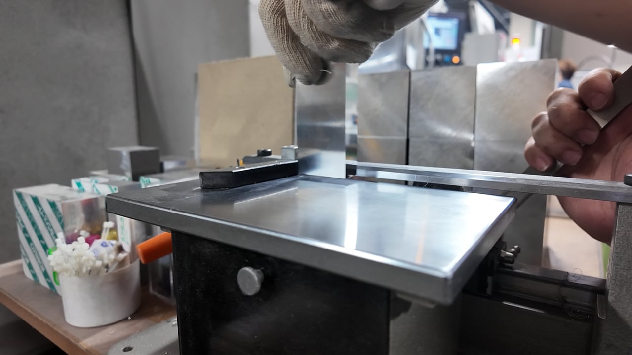 面取り加工の様子