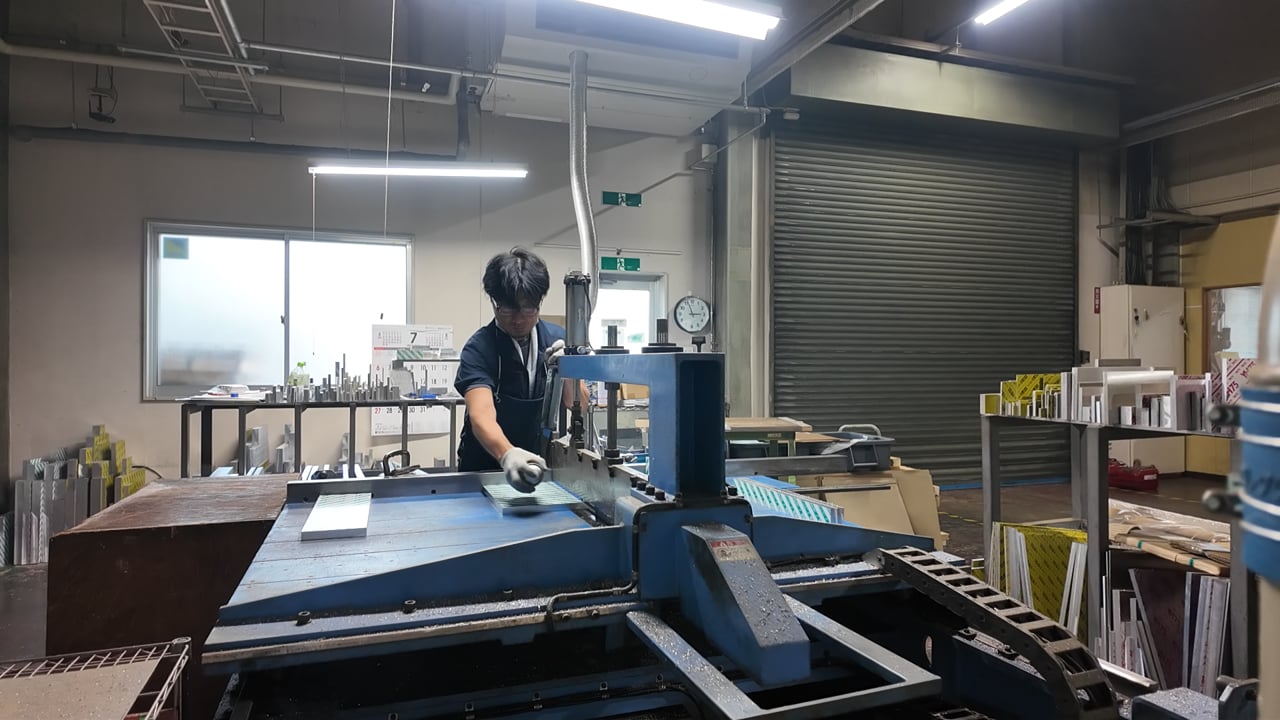 材料カットの加工風景