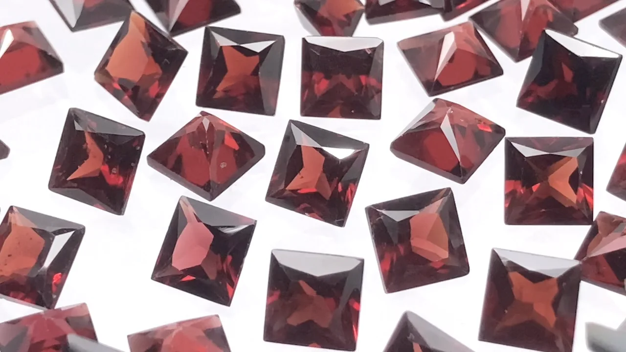 モザンビークガーネット 穴なしプリンセスカット6×6mm 4粒980円