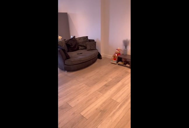 Four bed house with  large garden parking Main Photo