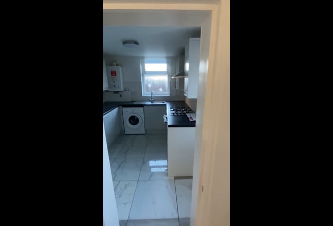 1 large size bedroom available for sharing or indi Main Photo