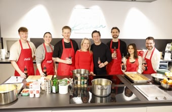 Alexander Kumptner führte Promis und Influencer bei Coca-Cola Küchen-Kollab an den Herd