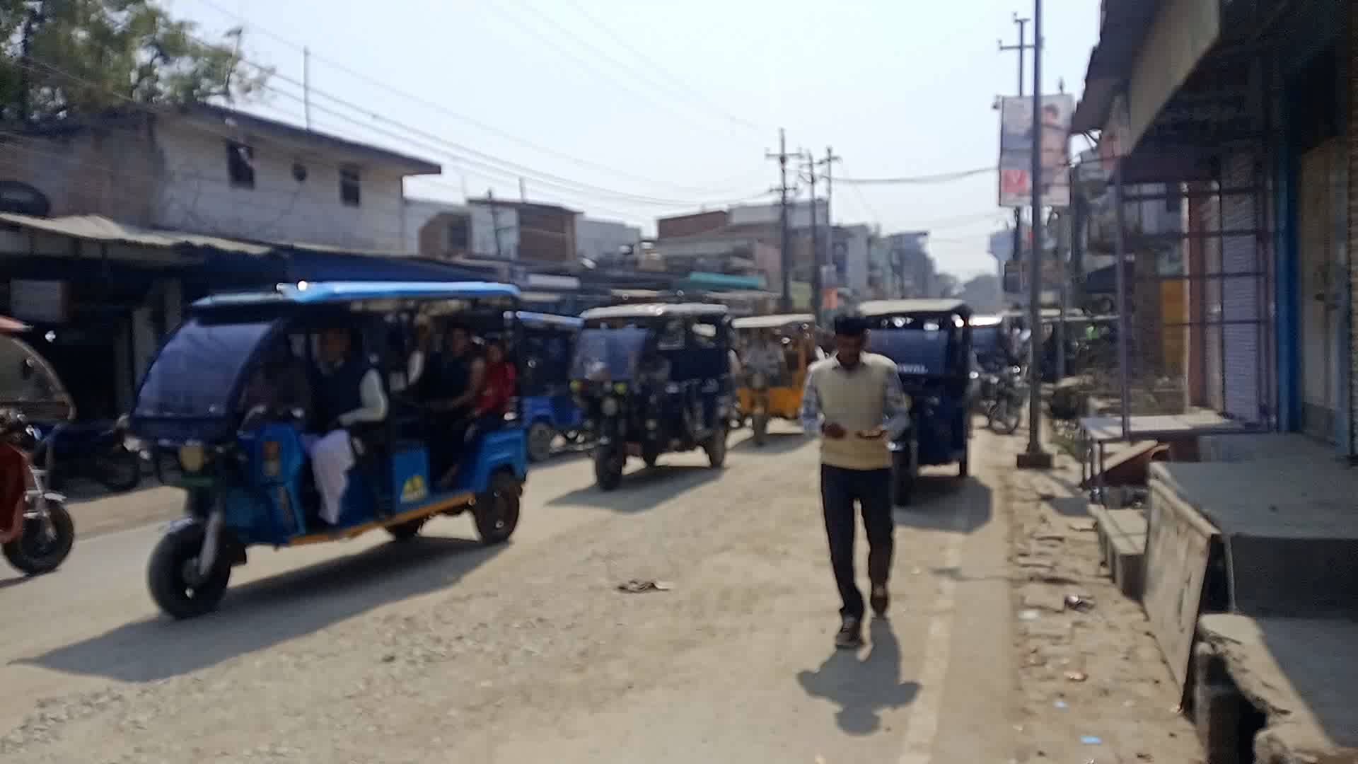 शाहजहांपुर में एंटा चौराहा पर रोड खुद के डाल दी गई जिसकी वजह से लगता है लंबा जाम