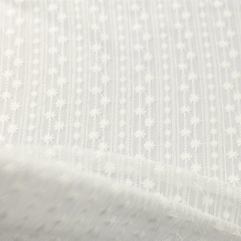 Vidéo: Mousseline crinckle brodée – Fleuri blanc optique