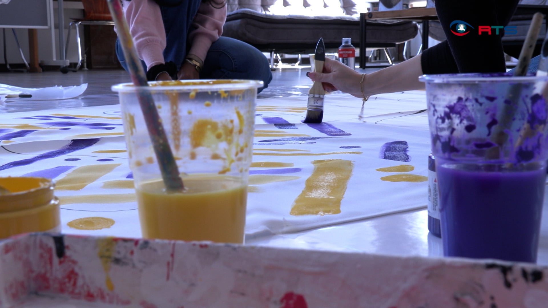 die-modeschule-hallein-gestaltet-die-studio-deko