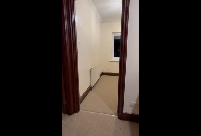 Spacious single room to rent in RM6 Main Photo