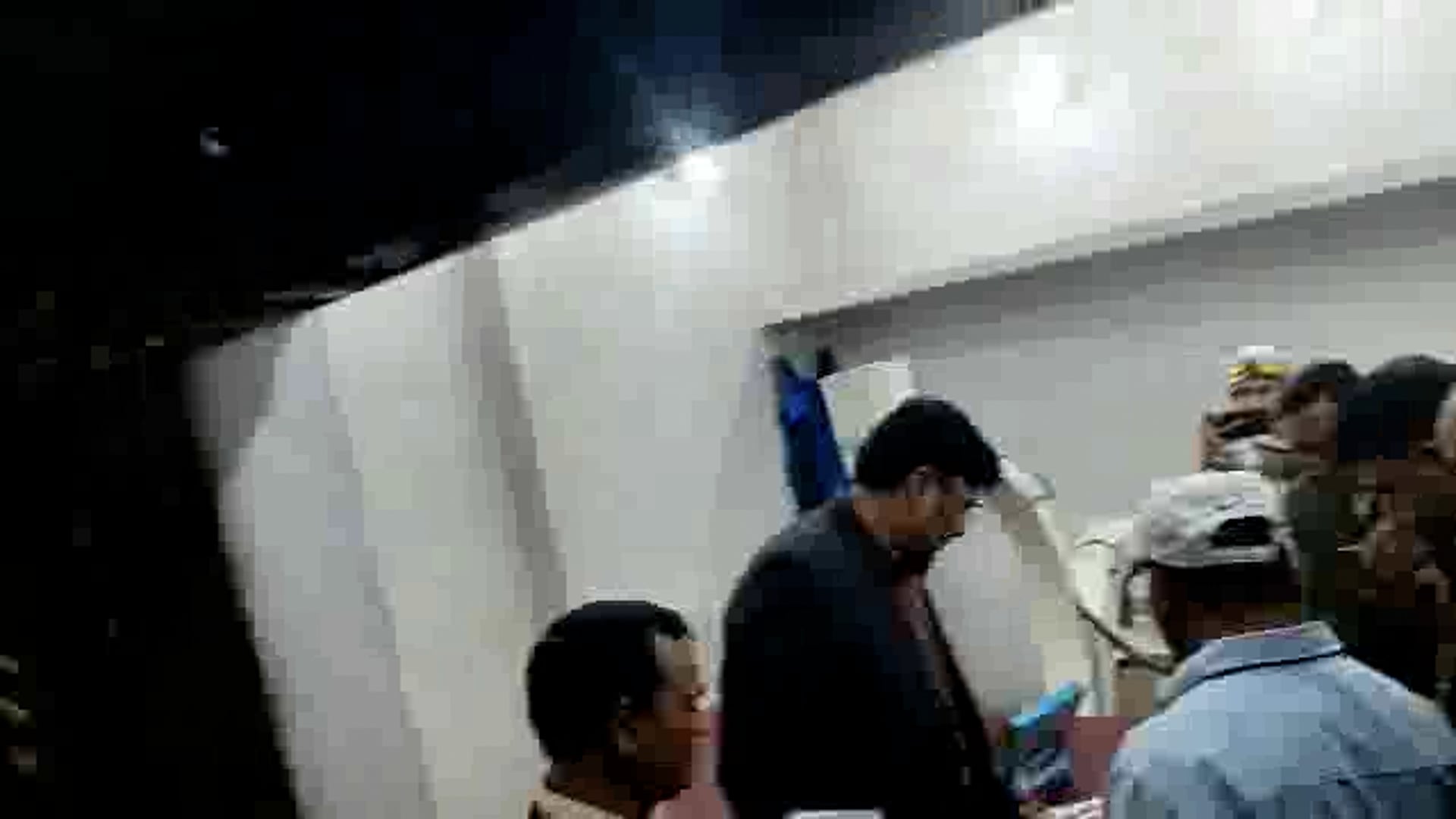 अम्बेडकर नगर - बसखारी में बिना नाम का बहुत बड़ा अस्पताल अंधेरे में चलता था पकड़ा गया अधिकारी पूछ ताक्ष करते @a.arbinita0