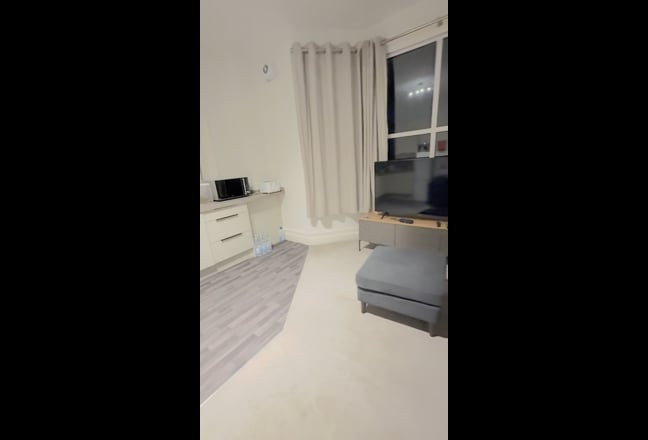 Newly decorated TWO  1-bed flat in Tonbridge Wells Main Photo