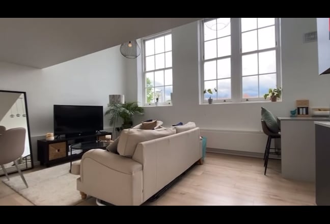 Split Level Flat w Lots of Natural Light Main Photo