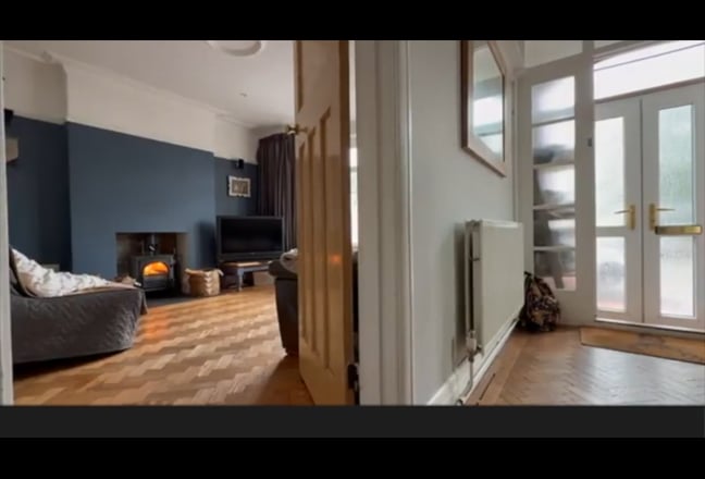 Large Double Room - ** Available now ** Main Photo