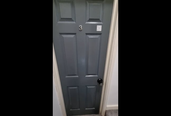 Spacious double en-suite in well-maintained HMO Main Photo