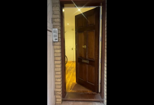 ✨ Spacious & Bright Room in a Peaceful Home – Prim Main Photo