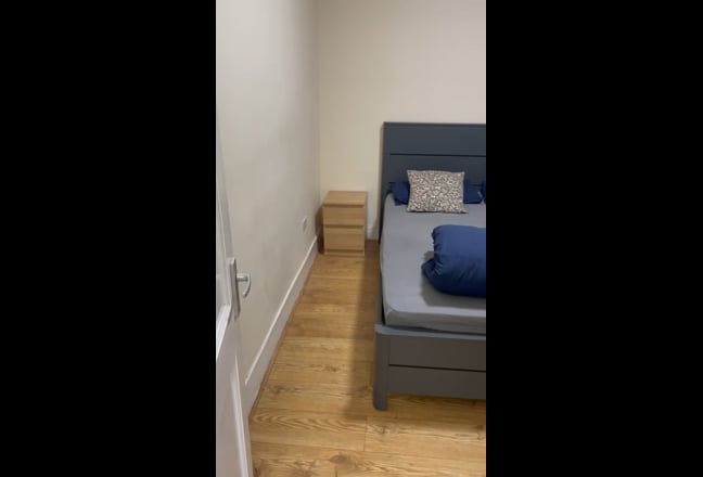 Bedroom for rent Main Photo