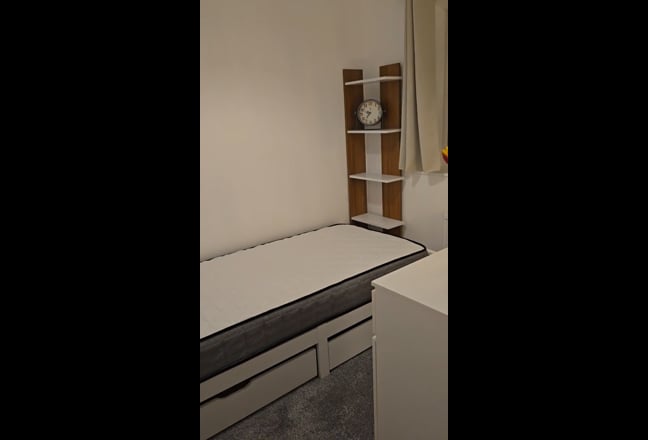 Single Room - No Deposit Required Main Photo