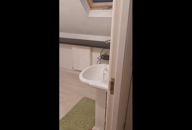 Spacious room, ensuite , furnished Main Photo