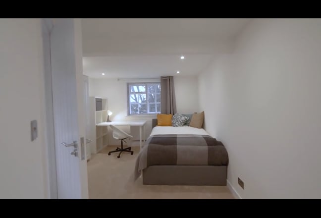 Newly refurbished house close to Epsom hospital Main Photo