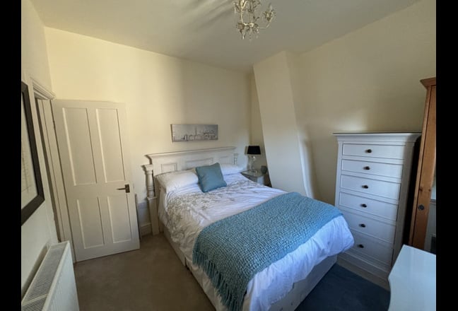 Stunning Room in Beautiful Cottage Main Photo