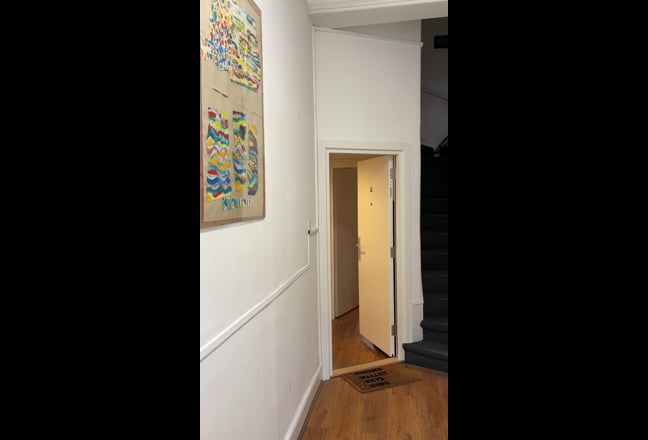 Double room in ground floor garden flat Main Photo