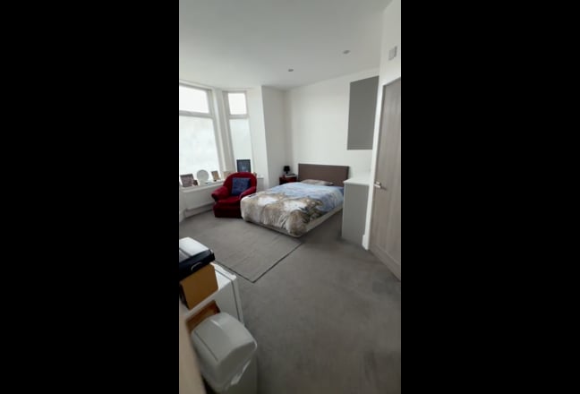 Fantastic LARGE en-suite available! All New! Main Photo