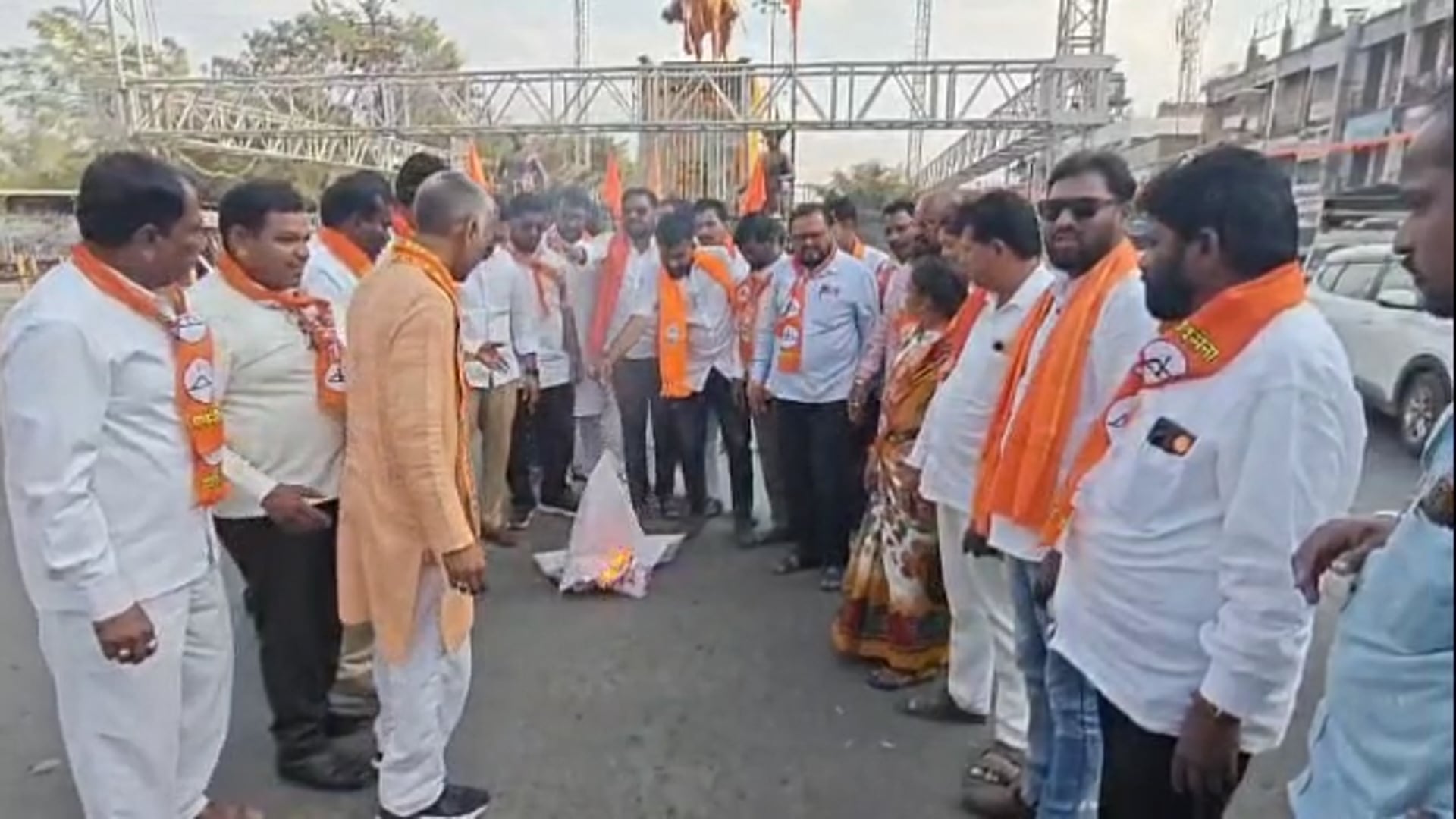 शिंदे शिवसेनेच्या कार्यकर्त्यांनी केला राहुल गांधींचा निषेध