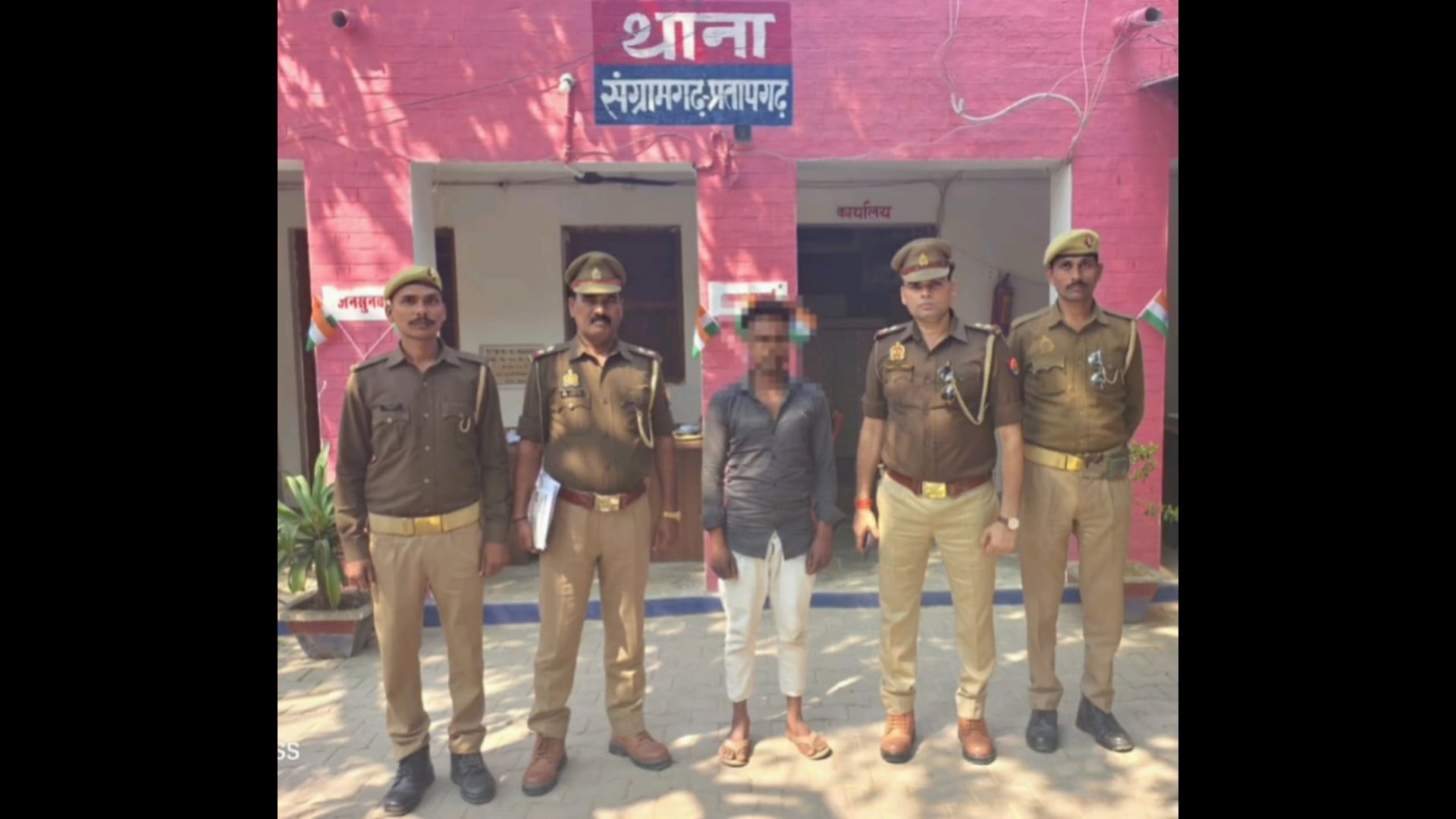थाना संग्रामगढ़ पुलिस द्वारा अभियुक्त व विधि विरुद्ध बालक को थाना क्षेत्रान्तर्गत रजैशा चौराहे के पास से#latest_news 