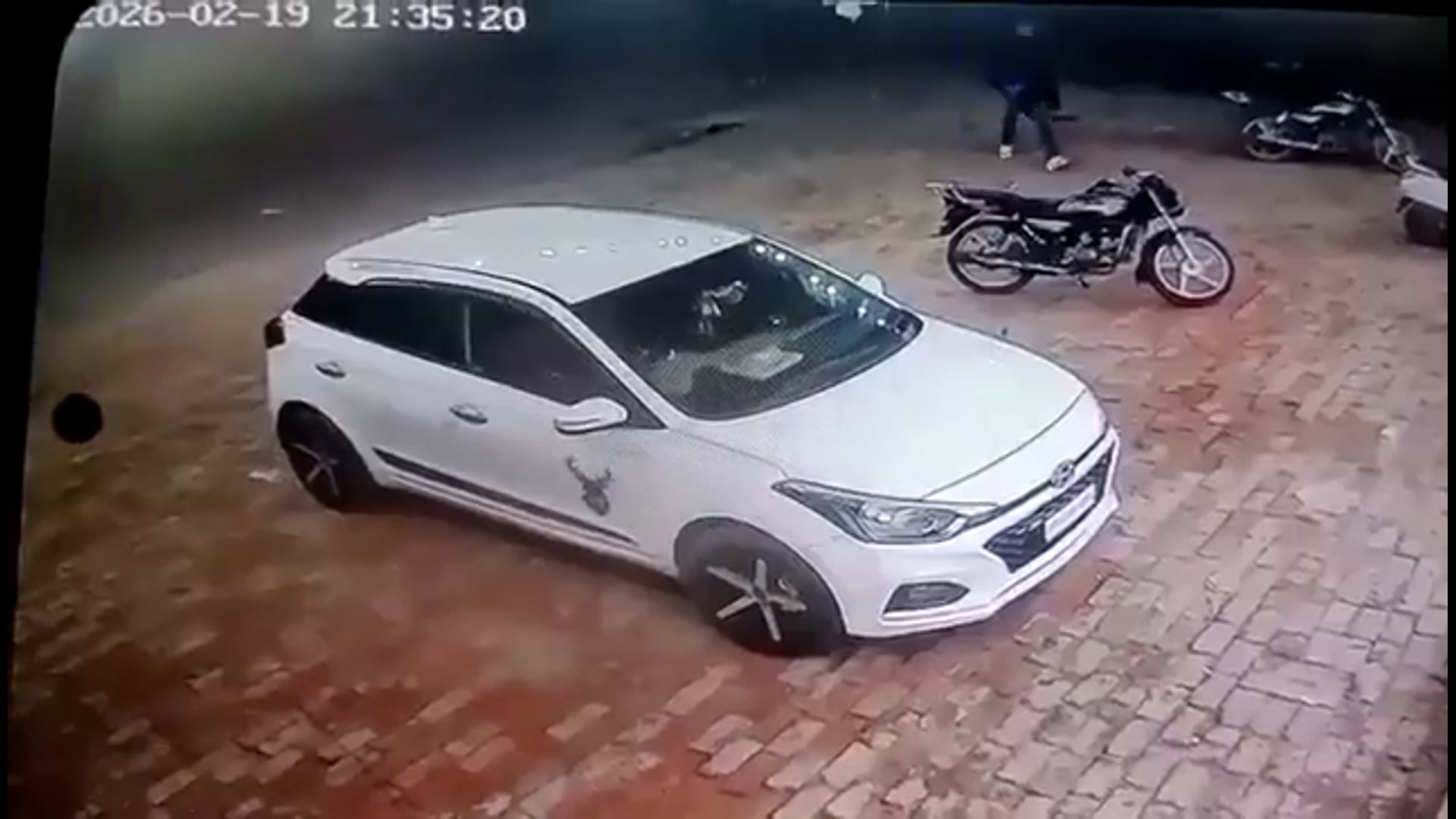 ▶️......दौड़ा-दौड़ा कर गोली मारी
हरियाणा के कैथल में कुछ लोग आते हैं और कार में बैठे लोगों को गोली मार देते हैं
जखोली बस स्टैंड पर शराब ठेके के बाहर फायरिंग हुई, जिसमें दो लड़के घायल हुए
एक व्यस्क और एक नाबालिग आरोपी गिरफ्तार

CCTV में हमलावर कार के पास फायरिंग करते दिखे