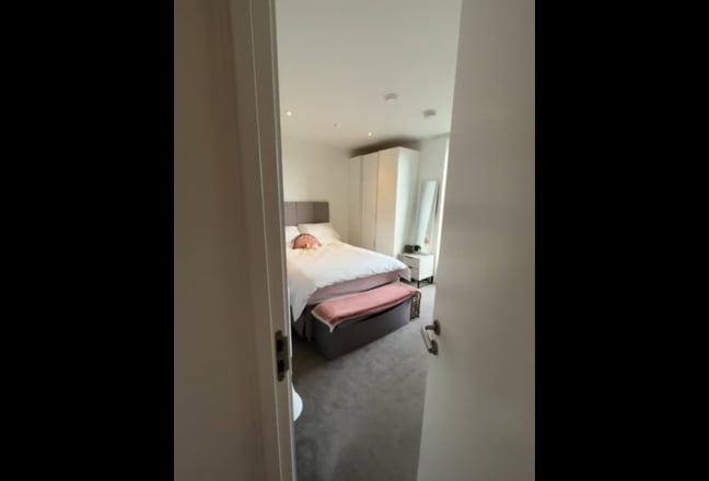 Double Room available in 3-bed flat Main Photo
