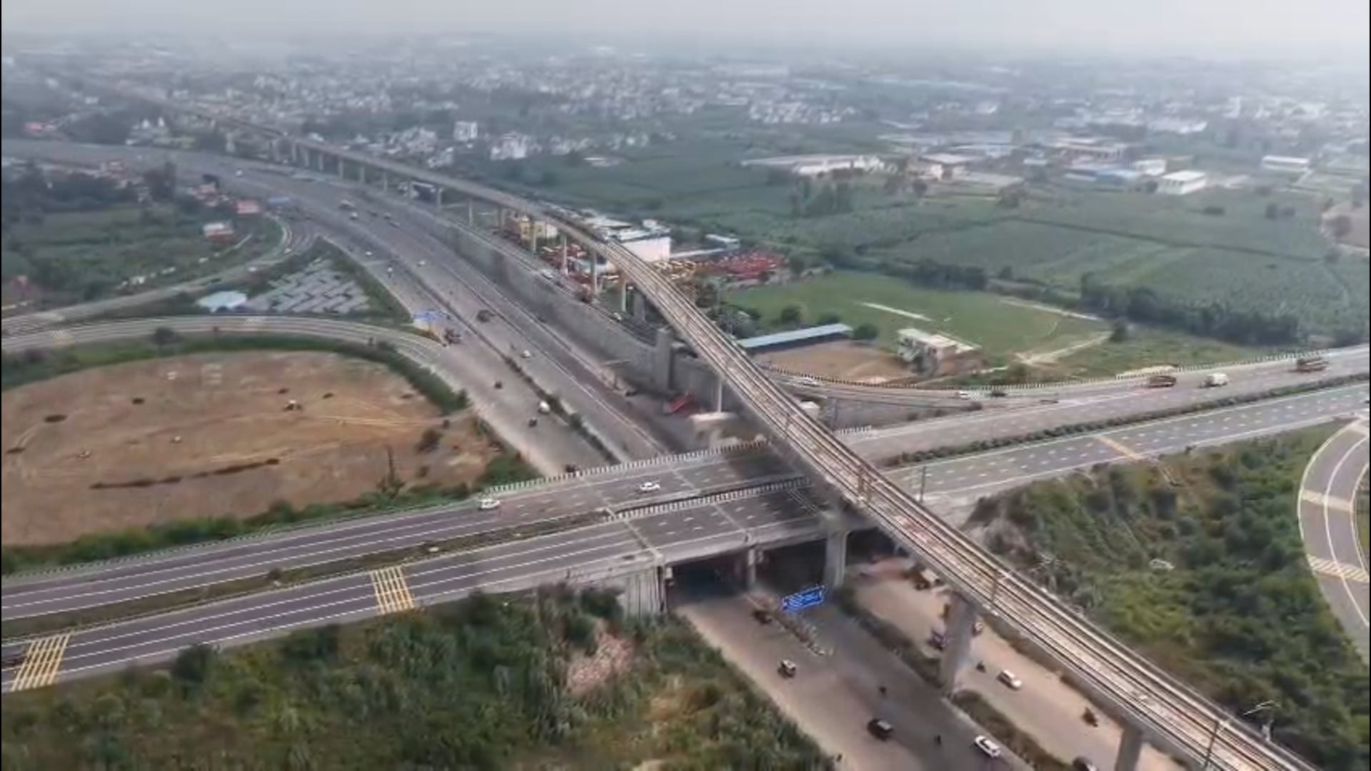 *ये ट्रिपल लेयर ट्रैफिक है। सबसे नीचे मेरठ–गाजियाबाद ओल्ड हाईवे है। उसके ऊपर दिल्ली–मेरठ एक्सप्रेस वे है। सबसे ऊपर है दिल्ली–मेरठ रैपिड रेल कॉरिडोर। कल PM नरेंद्र मोदी इस कॉरिडोर का शुभारंभ करेंगे। मेरठ देश का ऐसा पहला शहर होगा, जहां रैपिड और मेट्रो ट्रेन एक लाइन पर चलेंगी।*