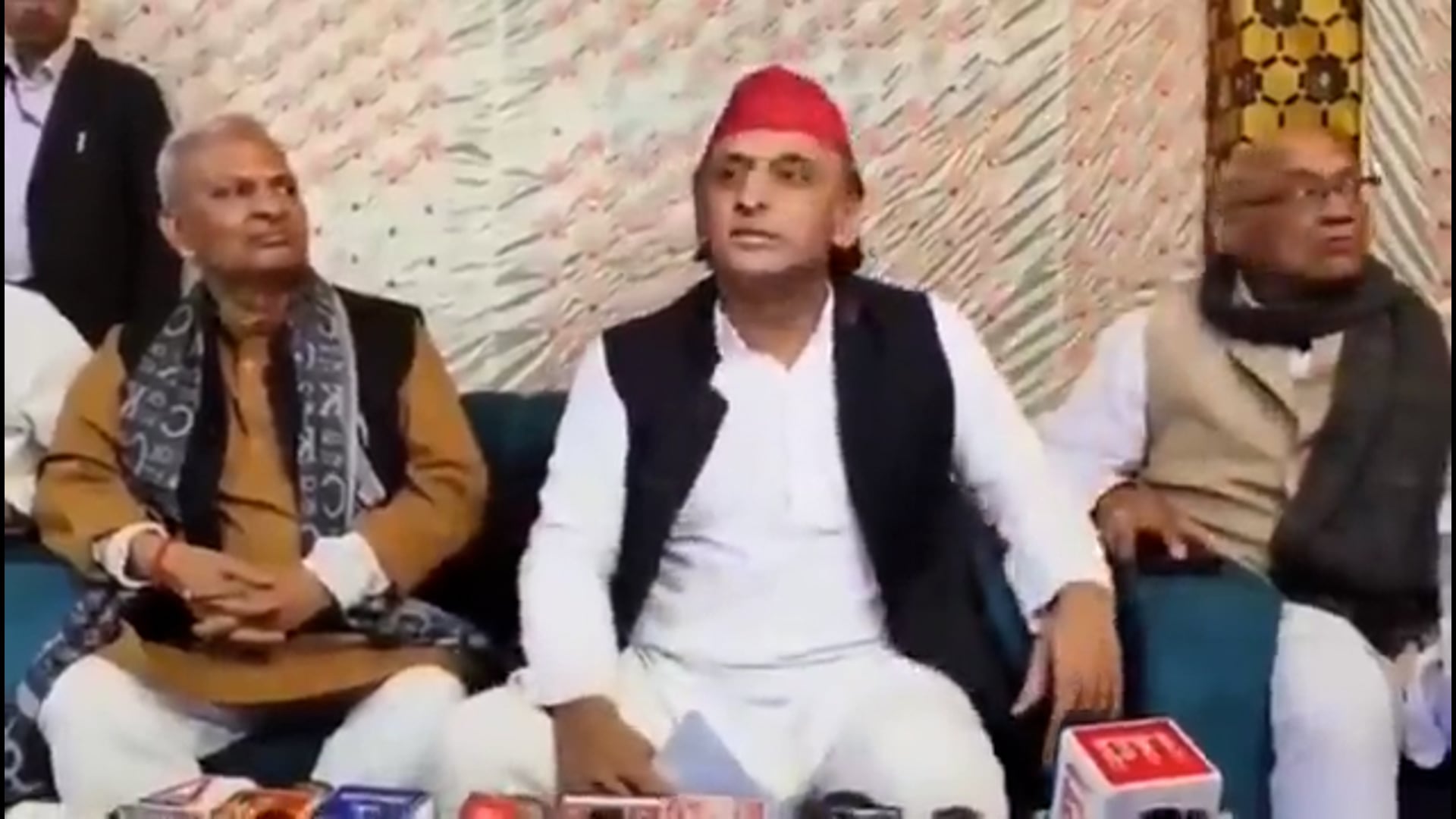 "तुम्हारे कप्तान साहब बता दें कितने में हथेली गर्म होगी"

फतेहपुर पहुंचे अखिलेश यादव को कार्यक्रम में पुलिस नही दिखी

उन्होने कहा कि आजकल हथेली गर्म करने से पुलिस सेवाऐं मिलती है

हमारे कार्यक्रम में पुलिस नही लगाई

अगली बार हम भी पुलिस की हथेली गर्म कर देगें