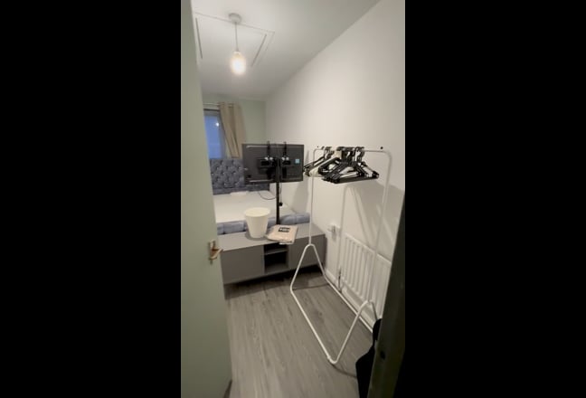 Small double bed - single room - Elephant&Castle  Main Photo