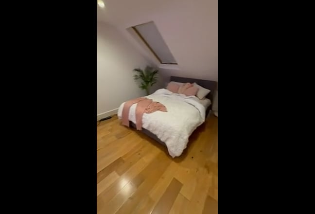 Bright En-Suite Top Floor Room  Main Photo