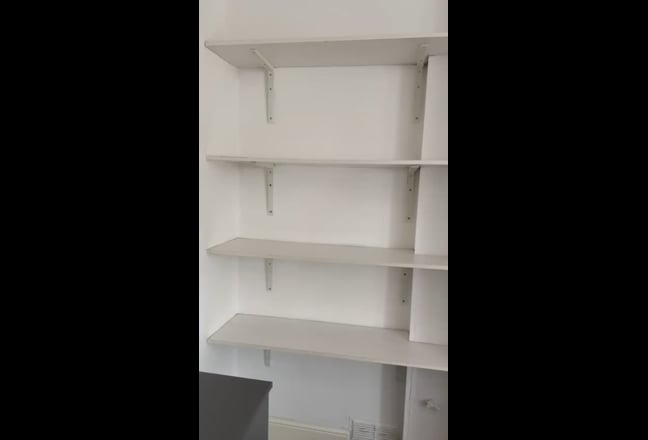 Very spacious double room in 4 room flat Main Photo