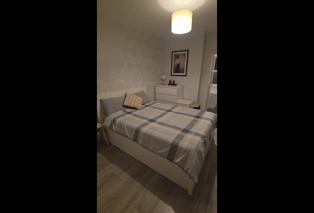 2 Large Double Rooms 1 with en-suite bathroom  Main Photo