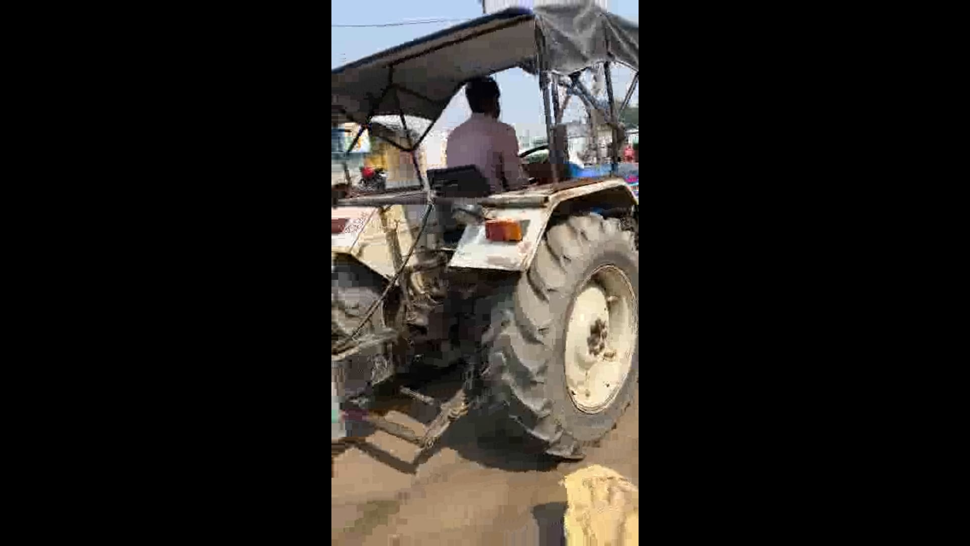 पलिया में अवैध खनन जोरों पर, पुलिस ने की कार्रवाई, मिट्टी लदी ट्रैक्टर-ट्राली पकड़ी