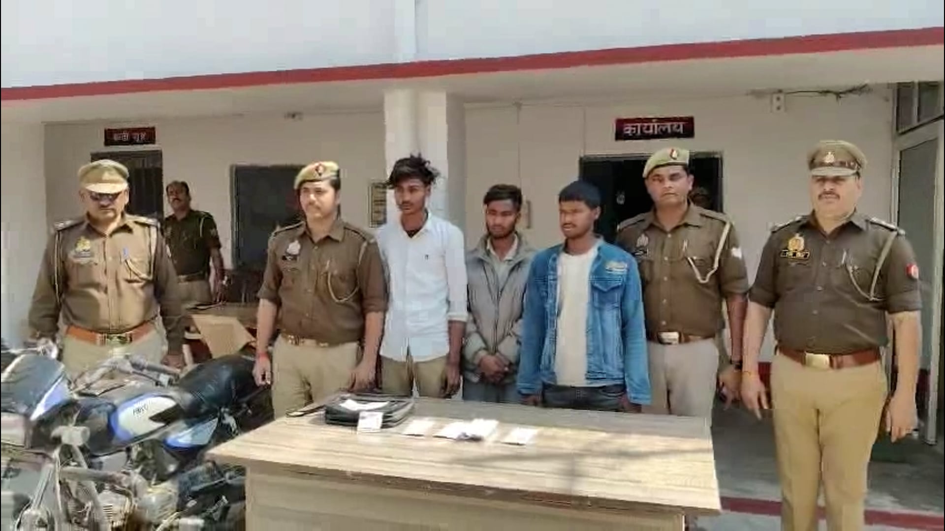 दो दिन पूर्व द्वारपूजा को जातेसमय अधिवक्ता से एक लाख रुपए भरा बैगतीन युवक छीनकर भाग गए पुलिस नेरविवार को किया खुलासा 