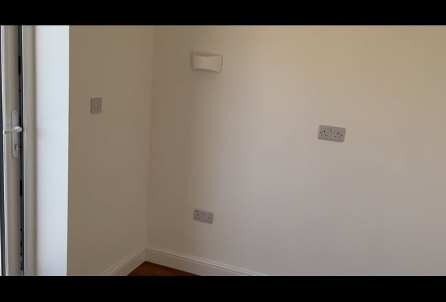 Spacious Room– Private Ensuite & Own Kitchen Main Photo