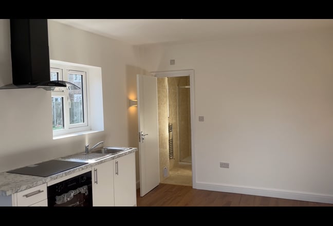 Spacious Room– Private Ensuite & Own Kitchen Main Photo
