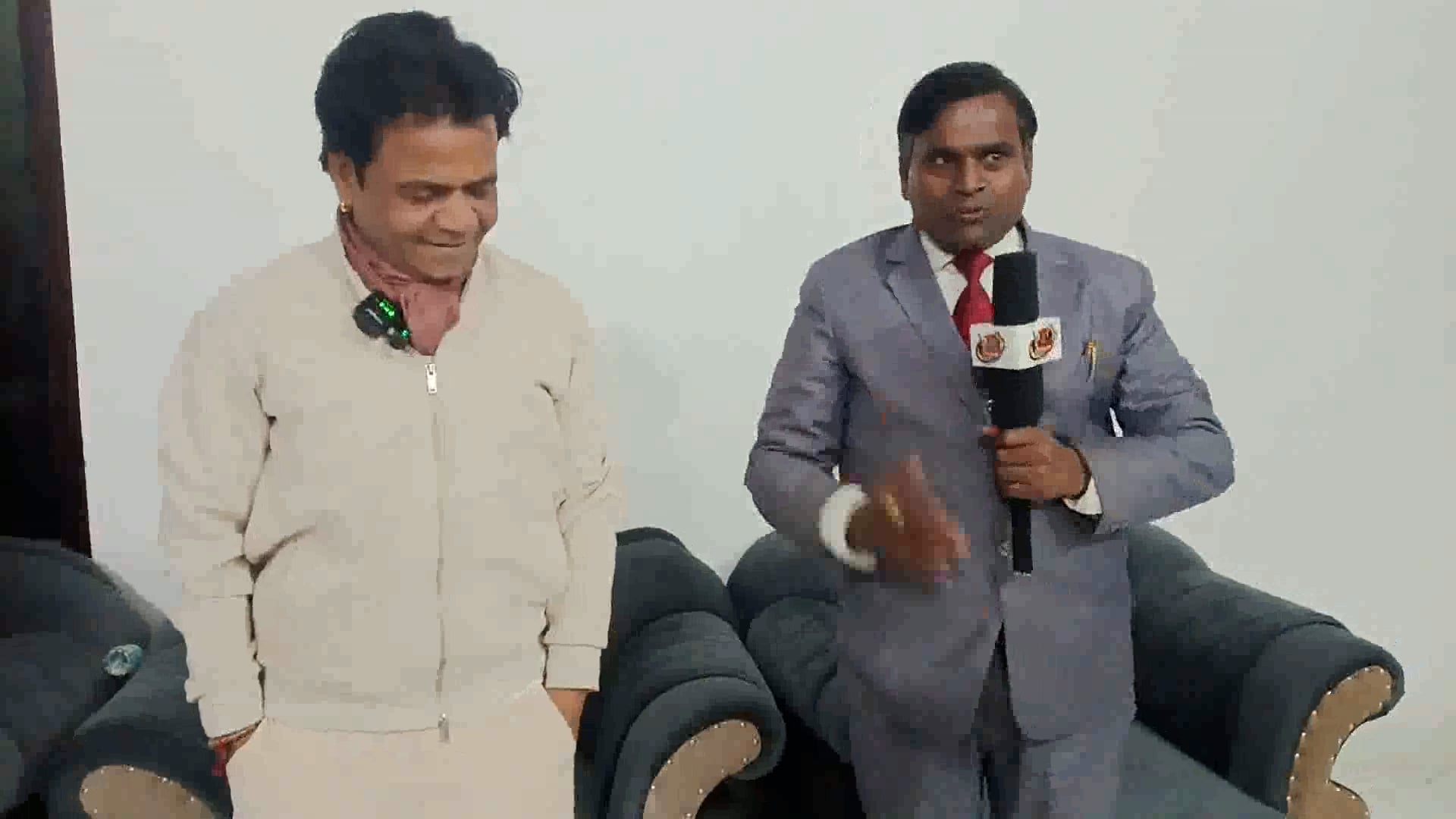 अभिनेता राजपाल यादव अपने घर पर इंटरव्यू दिया