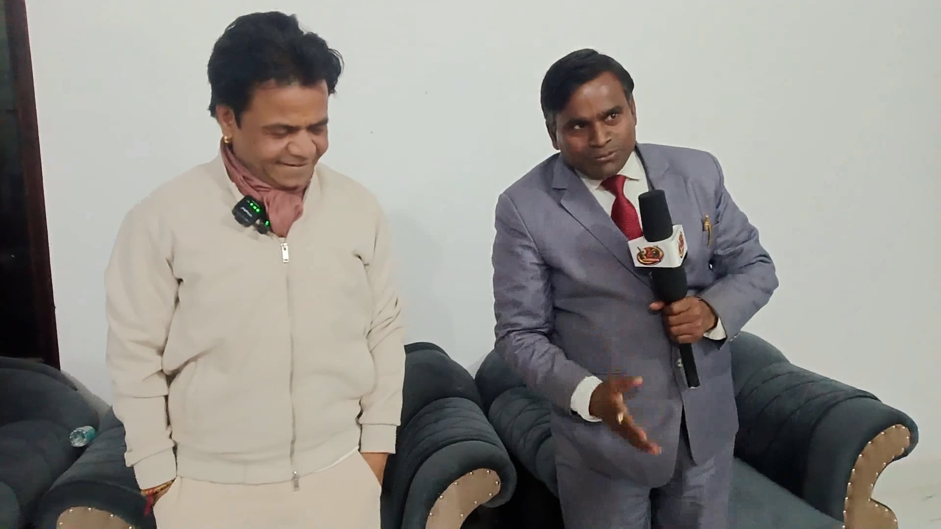 अभिनेता राजपाल यादव अपने घर पर इंटरव्यू दिया