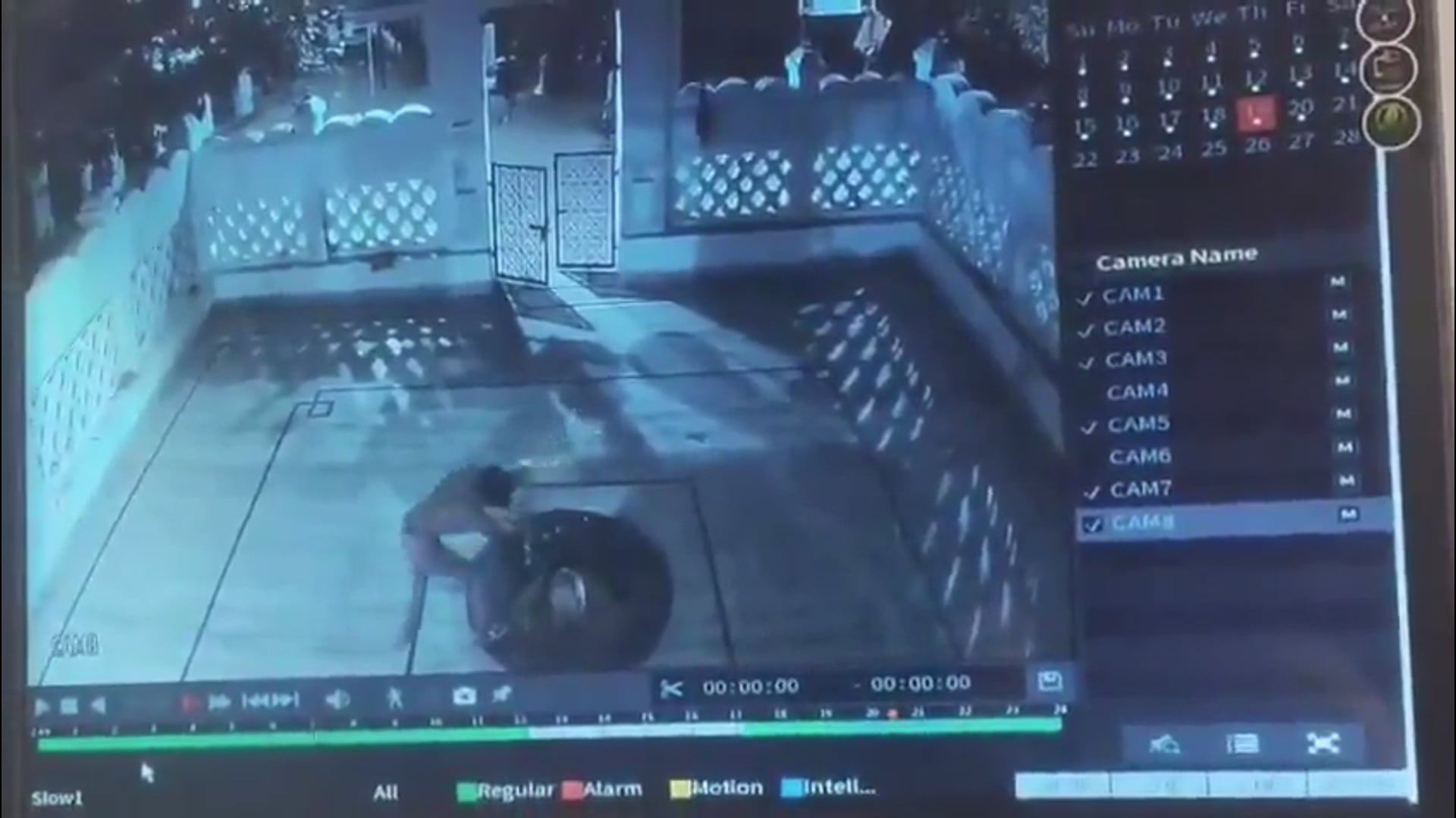 यूपी – जिला रायबरेली के मंदिर में एक शख्स ने त्रिशूल उखाड़ा, फिर उसी से शिवलिंग पर बार–बार प्रहार किए। शिवलिंग खंडित हुआ। आरोपी कुलदीप यादव गिरफ्तार है।